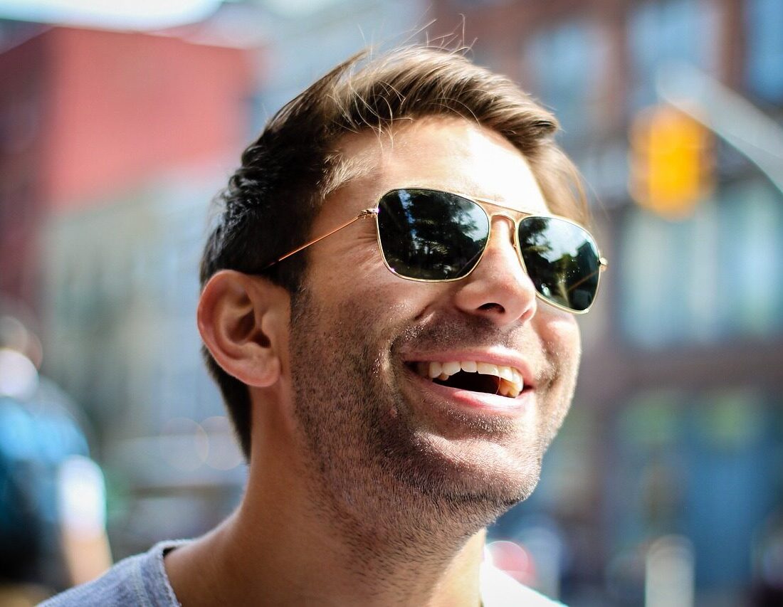 Homem mostrando um belo sorriso depois de ir na Clínica Espaço Odonto