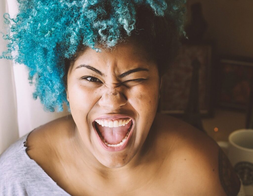 Mulher Sorrindo depois de sair da Clínica Espaço Odonto