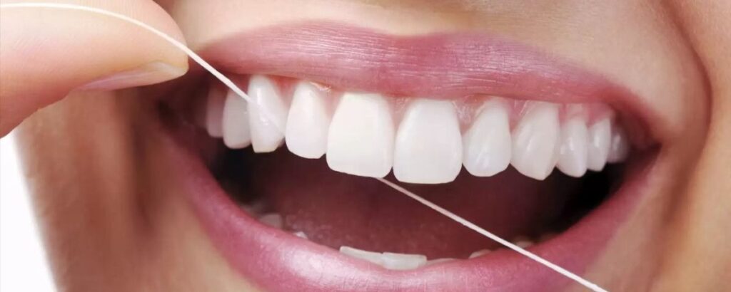 Placa Bacteriana: O Que É, Quais os Riscos e Como Evitar 